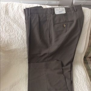 Bill Blass 38/34 pleated front NWT